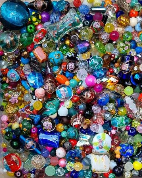 ^^Crazy Wednesday^^  3.6 Kg Assorted Glass Beads  +/- 8100 pc