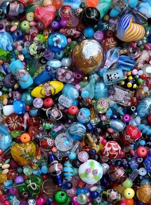 ^^Crazy Wednesday^^ Free Shipping** 2.8 Kg Assorted Beads  +/- 7600 pc