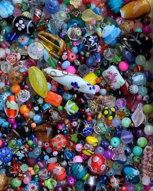 ^^Crazy Wednesday^^ Free Shipping** 2.8 Kg Assorted Beads  +/- 7600 pc