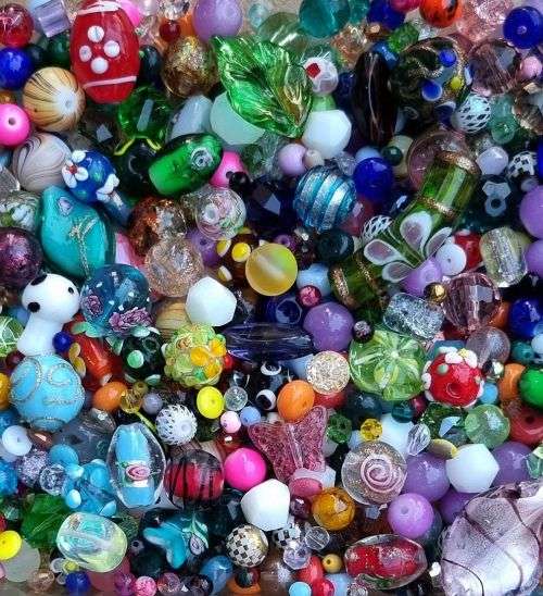 ^^Crazy Wednesday^^ Free Shipping** 2.8 Kg Assorted Beads  +/- 7600 pc