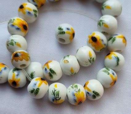 10pc   White / Painted / Yellow Flower / Round Glass Beads +/- 8mm