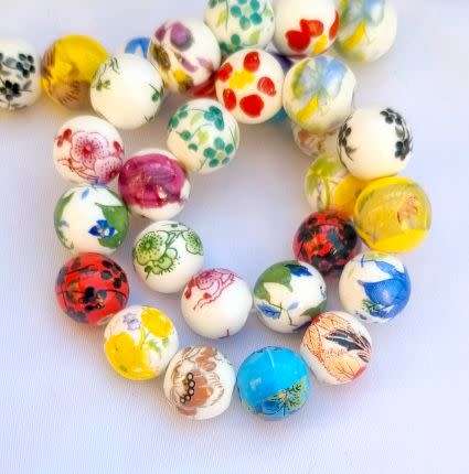 1 Strand  ( 10mm)  Mixed / Painted / Flowers / Round Porcelain Beads +/- 30pcs
