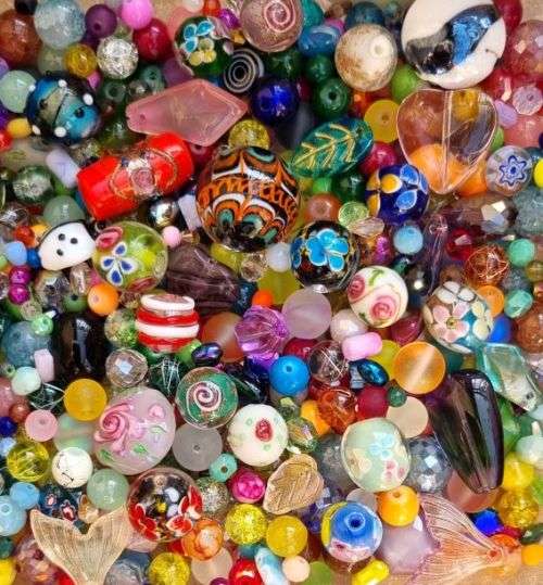 !! Crazy Wednesday !!   5.1 Kg Assorted Beads and Findings +/- 10020pcs