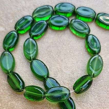 20pc (+/- 10x7mm) Green / Flat / Oval  / Glass Beads
