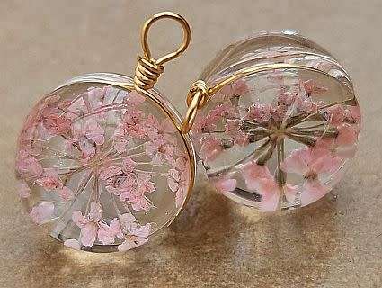 1pc Round Glass Pendant / Pink Dried Flower Inside / Gold Tone /  Pendant 19x14mm