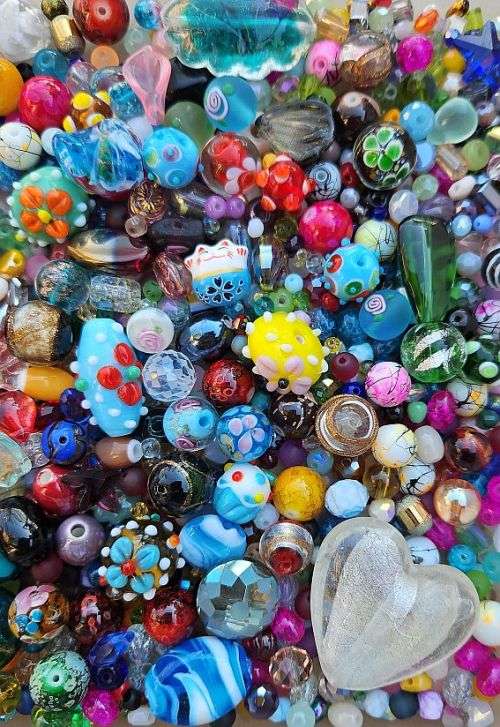 5.4kg Mixed Lot / Assorted Glass Beads +/- 8700pc