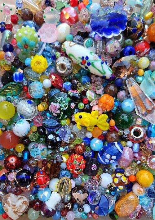 5.4kg Mixed Lot / Assorted Glass Beads +/- 8700pc