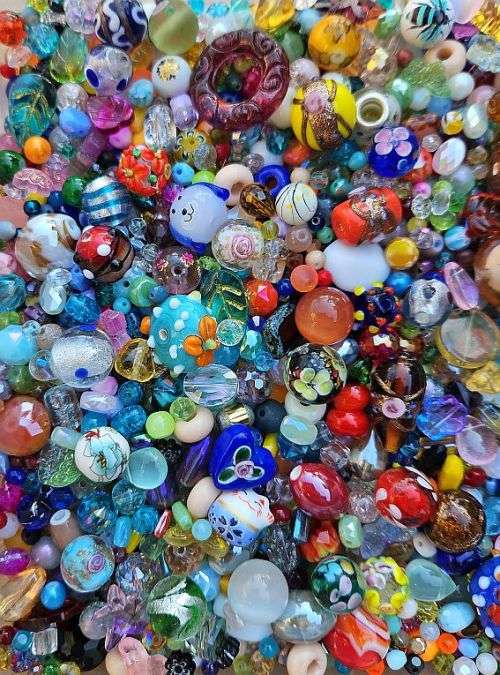 5.4kg Mixed Lot / Assorted Glass Beads +/- 8700pc