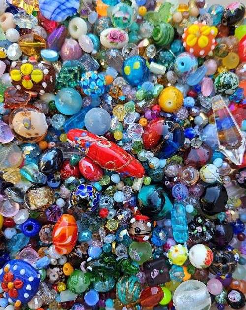 5.4kg Mixed Lot / Assorted Glass Beads +/- 8700pc