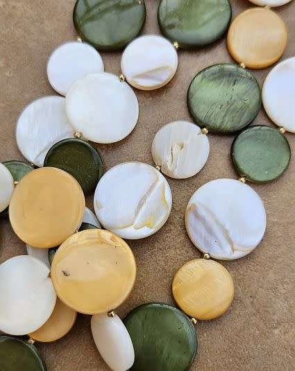 1 Strand  Multi Color /  Natural / Dyed / Freshwater Shell / Flat Round /  (20 & 15mm) +/- 24pc