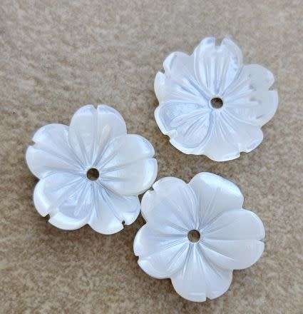 1pc (+/- 10mm)    Natural  / White Shell / Flower Bead / Cap