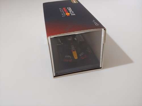 Bburago F1 RB18 Max Verstappen 2022 1:43 with helmet & Case