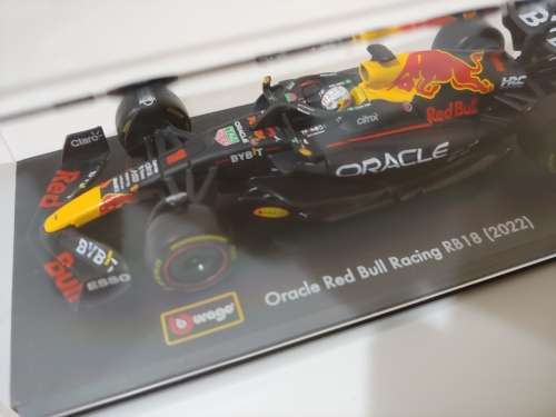 Bburago F1 RB18 Max Verstappen 2022 1:43 with helmet & Case