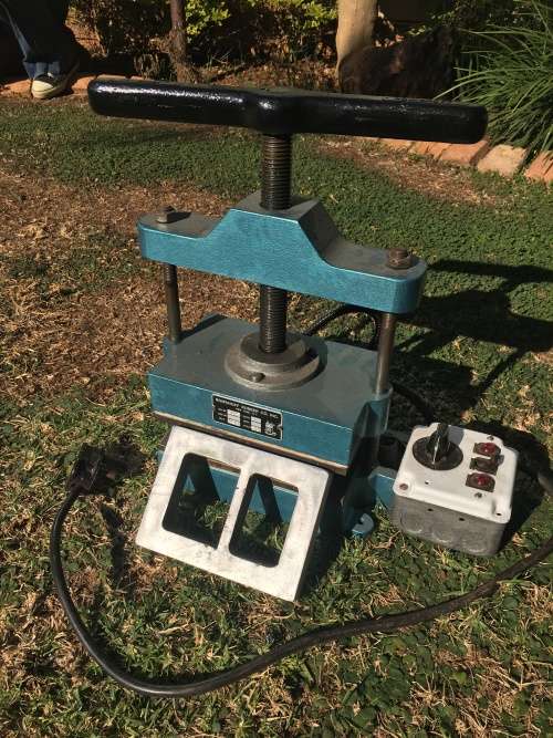 Vulcanising heat press with jig