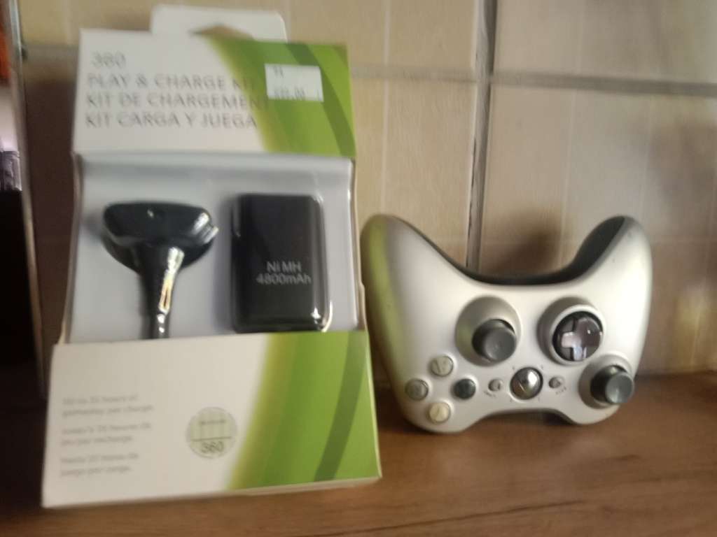 Xbox 360 Silver controller with charge kit
