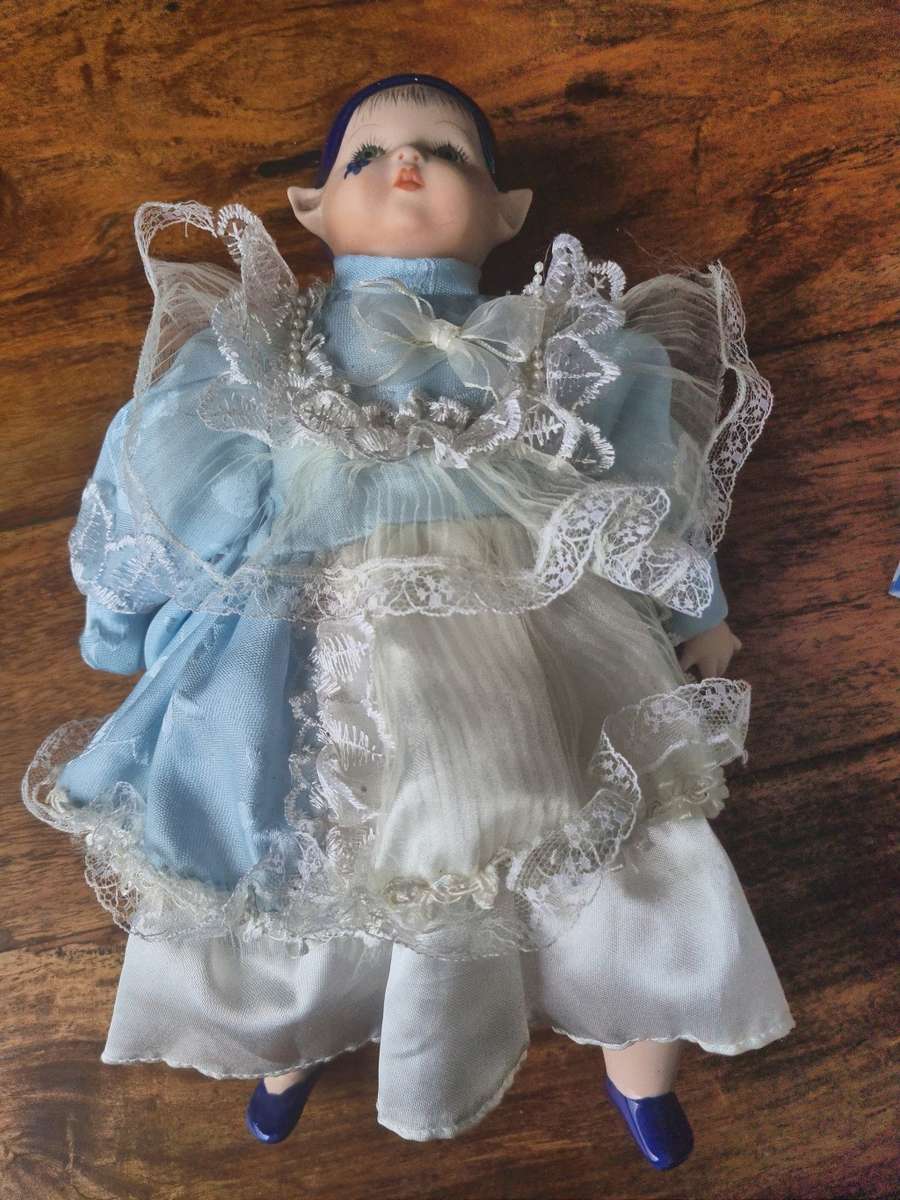 One bid for the Family  four vintage porcelain dolls