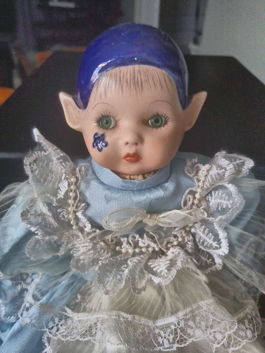 One bid for the Family  four vintage porcelain dolls