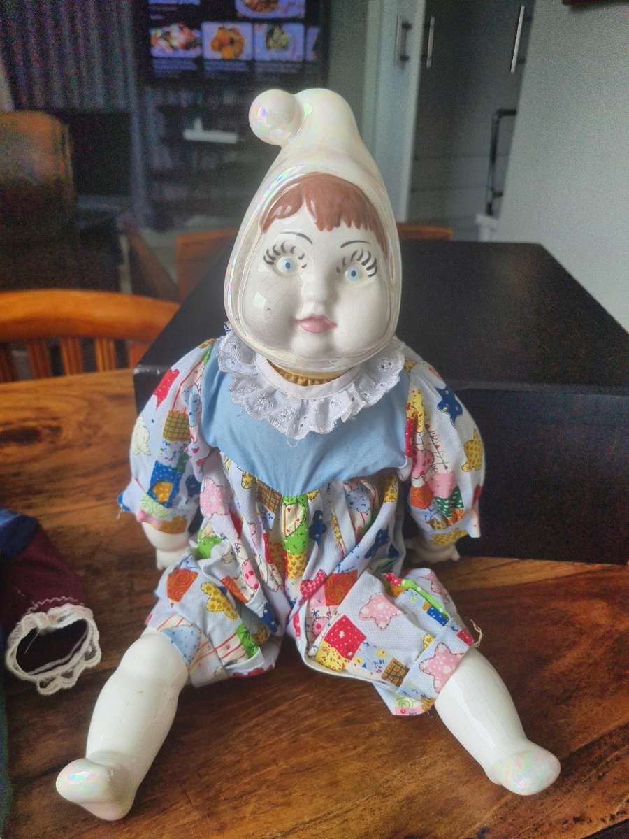 One bid for the Family  four vintage porcelain dolls