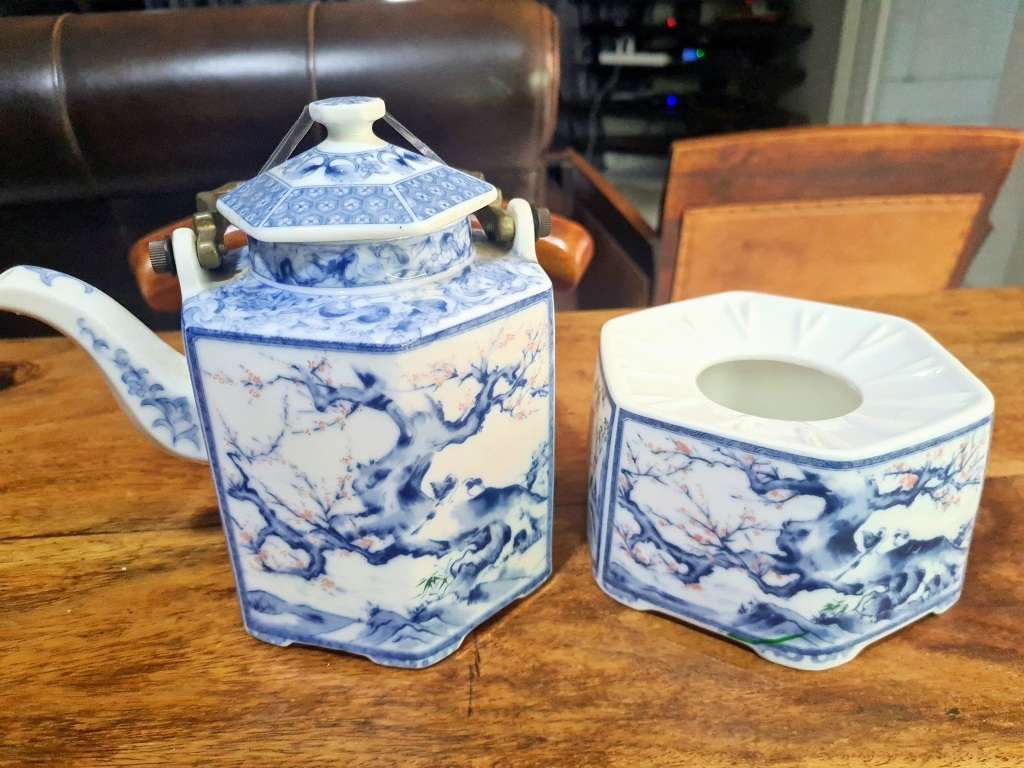 Dolphin DYNASTY BLUE Teapot with Warmer