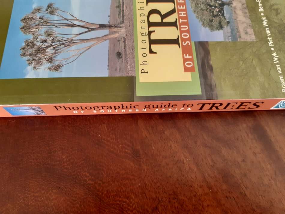 Photographic Guide to Trees of Southern Africa - Braam van Wyk; Piet van Wyk; Ben-Erik van Wyk