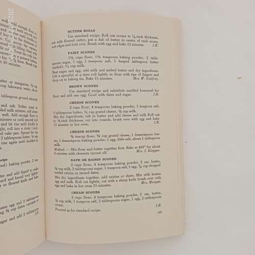 Ouma`s Cookery Book - (Mrs) Roy Hendrie