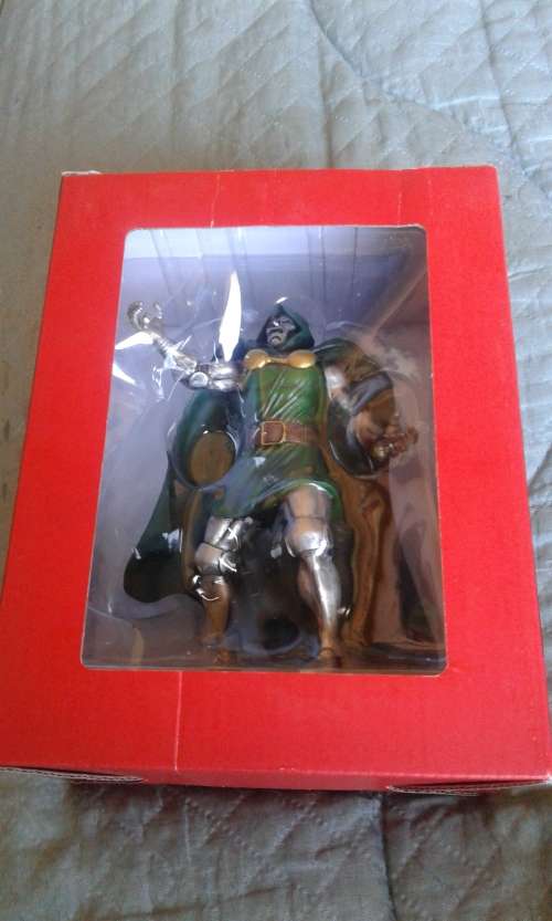 COLLECTORS MARVEL FIGURINE_SEE DESCRIPTION