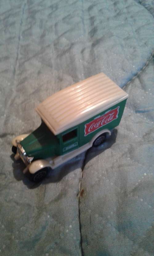 COLLECTORS COCA-COLA TRUCK