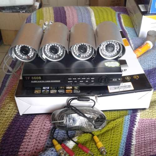 COMPLETE 8 CHANNEL DVR INCLUDING 4 COLOUR CAMERAS AND A 20M CABLE