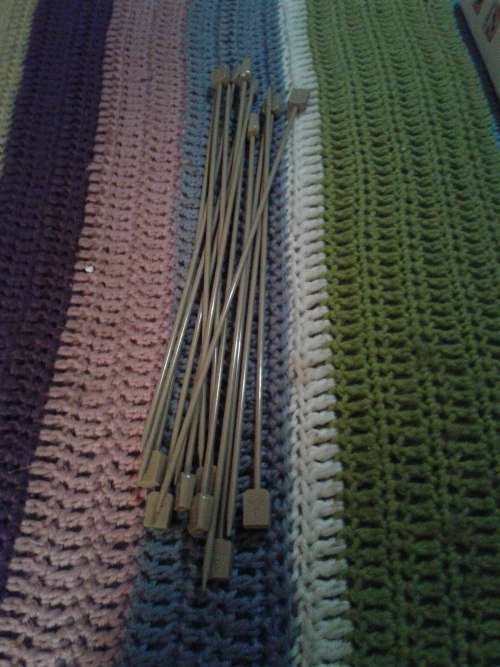 10 PAIRS SIZE 3 PLASTIC KNITTING NEEDLES (ONE BID)