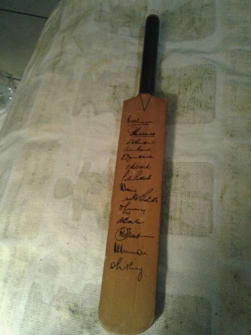 S.A. 1966-1967 AUSTRALIA SIGNED CRICKET WOODEN BAT,SEE DESCRIPTION
