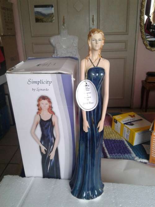 THE LEONARDO COLLECTION BY ANNIE ROWE (ENLAND)PORCELAIN FIGURINE WITH CERTIFICATE OF AUTHENTICITY