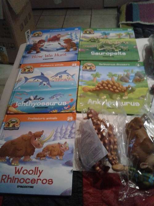 5 X READ,LEARN AND PLAY HARDCOVER EDUCATIONAL BOOK INCL.TOYS (TO CHOSE OR TAKE ALL)