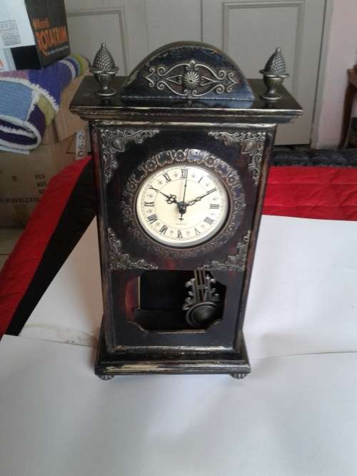 VINTAGE BATTERY OPERATED QUARTZ PENDULUM WOODEN CLOCK