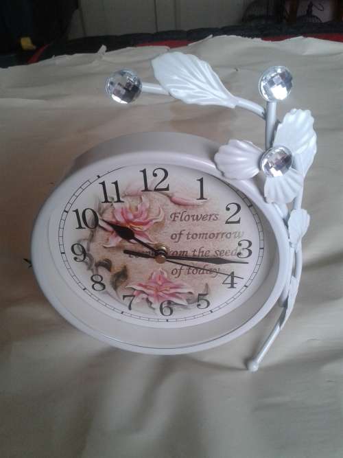 VINTAGE LOOK BATTERY OPERATED METAL CLOCK