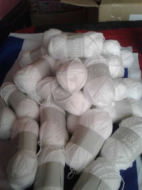 30X 25G WHITE KNITTING WOOL (ONE BID)