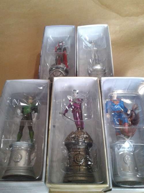 5 X D.C. CHESS FIGURES (TO CHOSE OR TAKE ALL)