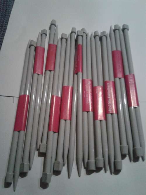 10 PAIRS SIZE 10 KNITTING NEEDLES (ONE BID)