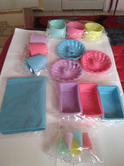 ALL SORTS SILICONE OVENPROOF BAKEWARE (19 PIECES)ONE BID