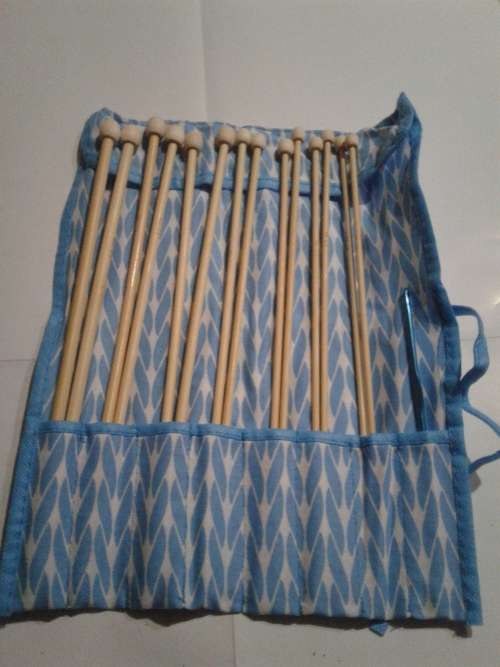 7 PAIRS ALL SIZE KNITTING NEEDLE INCL A CROCHET HOOK IN BAG (3,5MM TO 6,5MM)