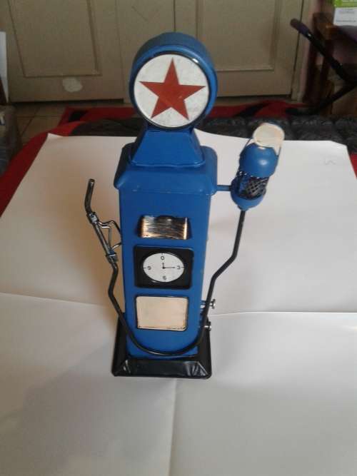 VINTAGE LOOK METAL PETROL STATION