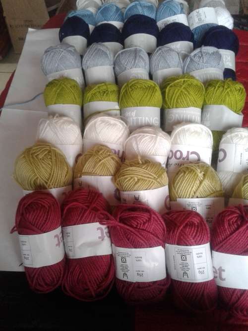 40 X 25G MULTI-COLOR KNITTING WOOL, ONE BID(5 OF EACH 8 SHADES)