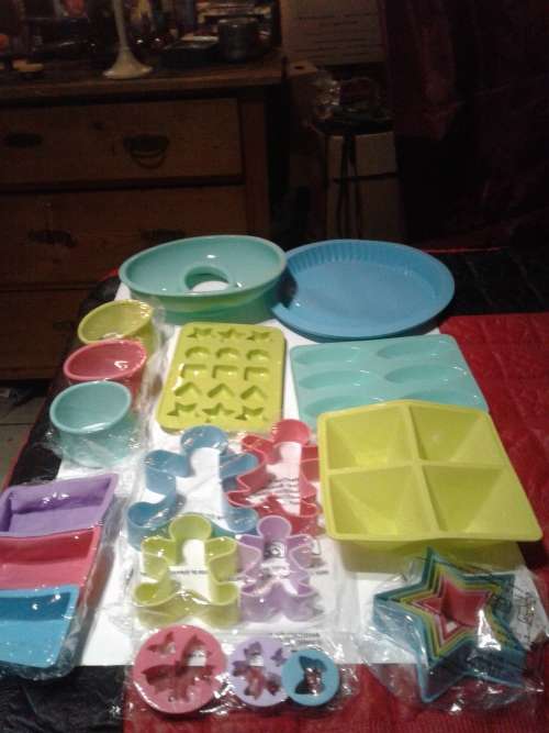 ALL SORTS SILICONE OVENPROOF BAKEWARE (23PIECES)ONE PRICE