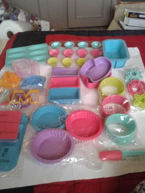 ALL SORTS SILICONE OVENPROOF BAKEWARE (45PIECES)ONE PRICE