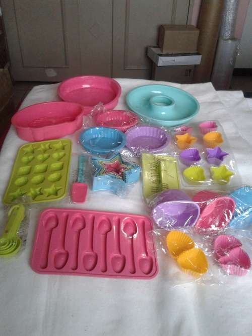 35 PIECE ALL SORTS SILICONE BAKEWARE, ONE BID