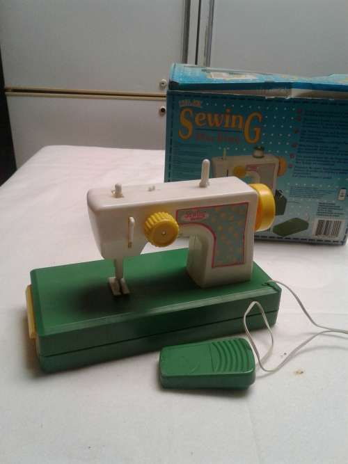 BATTTERY OPERATED CHILDRENS SEWING MACHINE