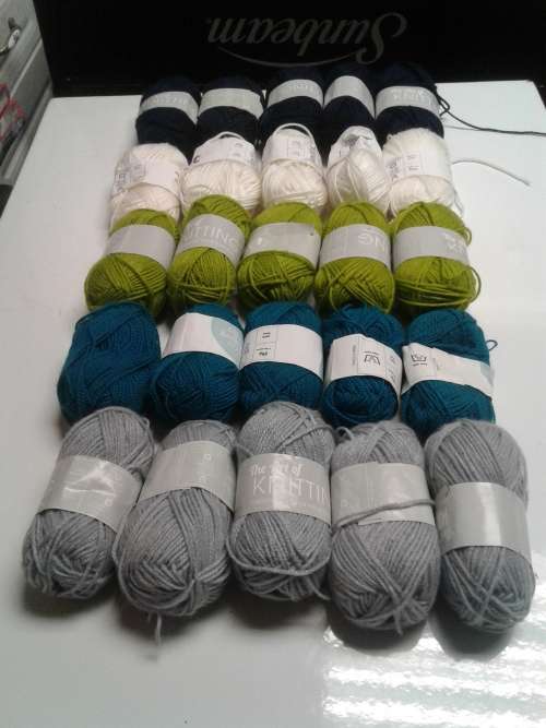 25X 25G MULTICOLOR KNITTING OR CROCHET WOOL (ONE BID)