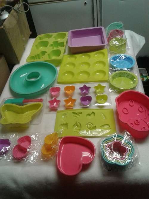 ALL SORTS SILICONE OVENPROOF BAKEWARE (33PIECES)ONE BID