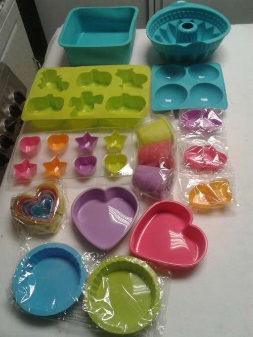 ALL SORTS SILICONE  OVENPROOF BAKEWARE  (30 PIECES)ONE BID