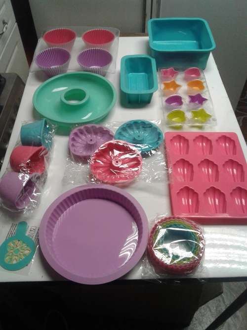 ALL SORTS SILICONE OVENPROOF BAKEWARE  (30 PIECES)ONE BID