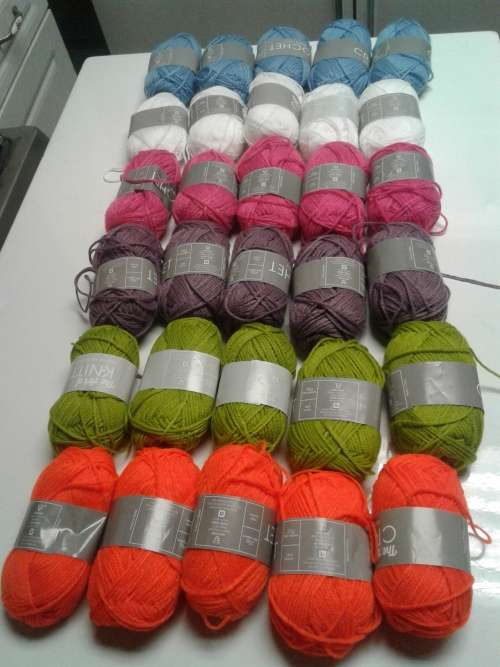 30 X MULTICOLOR KNITTING OR CROCHET WOOL, ONE BID